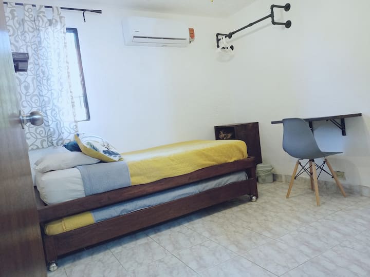 Segunda recámara 2 camas individuales , a/c, ventilador,  clóset, área de trabajo (escritorio abatible)