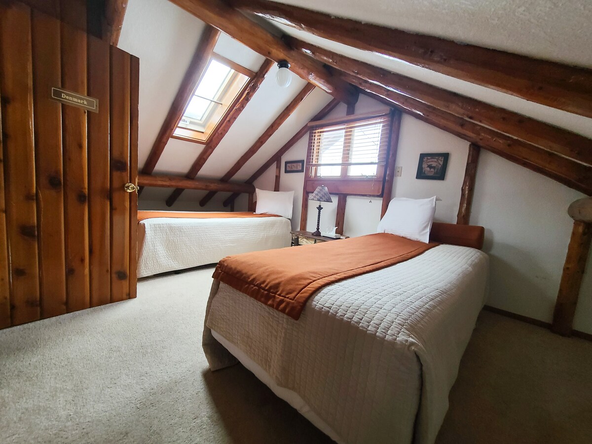 למעלה חדר שינה 4
שתי מיטות נפרדות 