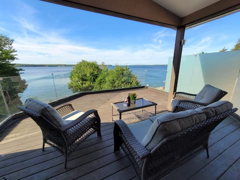 Beautiful & spacious all-season waterfront cottage