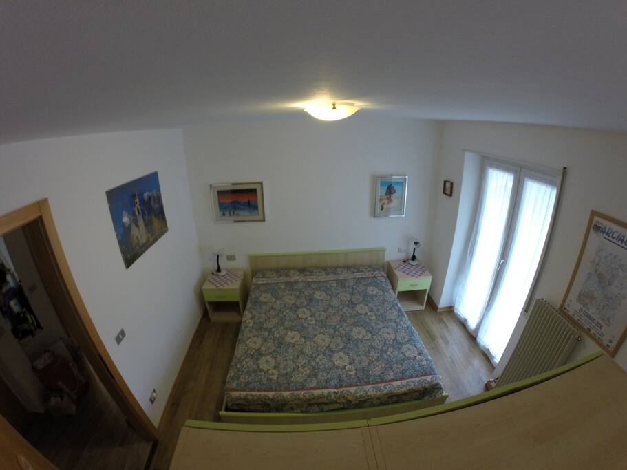 camera da letto con cuscini, coperte, piumoni e armadio
bedroom with pillows, blankets, duvets and wardrobe