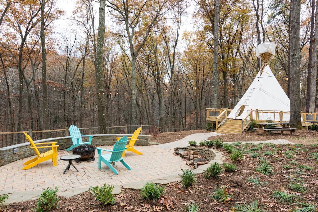 Glamping in Reston Surrounded by Woods and a Creek