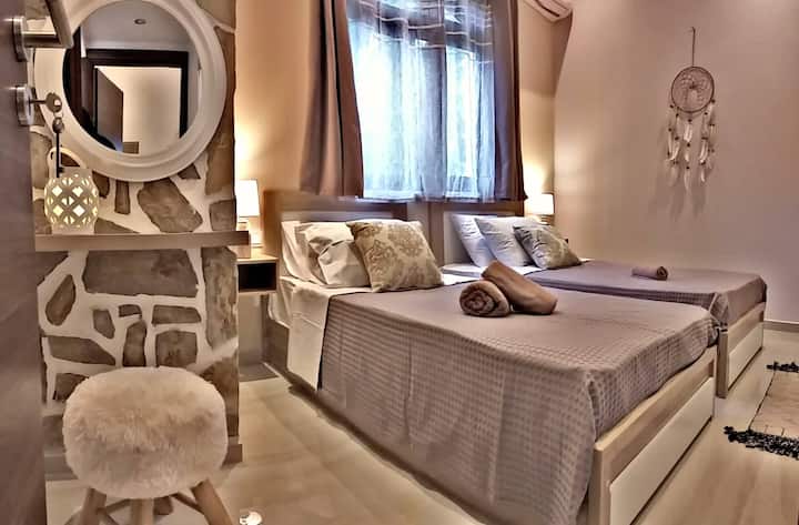 NICOLE Luxury Villa II.  ¡Segundo dormitorio elegante con decoración de piedra, con 2 camas individuales cómodas, ropa de cama 100% algodón ,con aire acondicionado, wifi gratuito, televisión inteligente,Netflix , canales vía satélite,niños y canales deportivos!