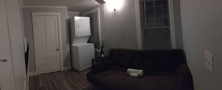 Slobodna soba s kaučem/krevetom na razvlačenje u punoj veličini, dva ormara, pametnim televizorom i stropnim ventilatorom.