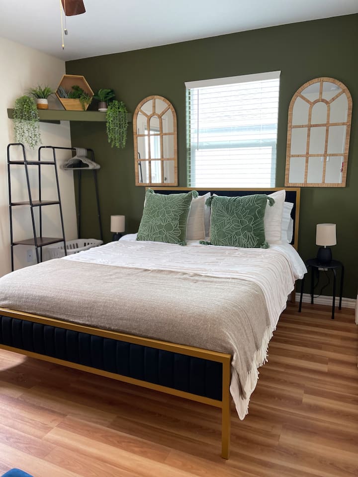  დედოფლის ზომის საწოლი ცალკე გემბანით, რომ იჯდეთ გარეთ, წაიკითხოთ წიგნი ან უბრალოდ ყავა ან ჭიქა ღვინო. 