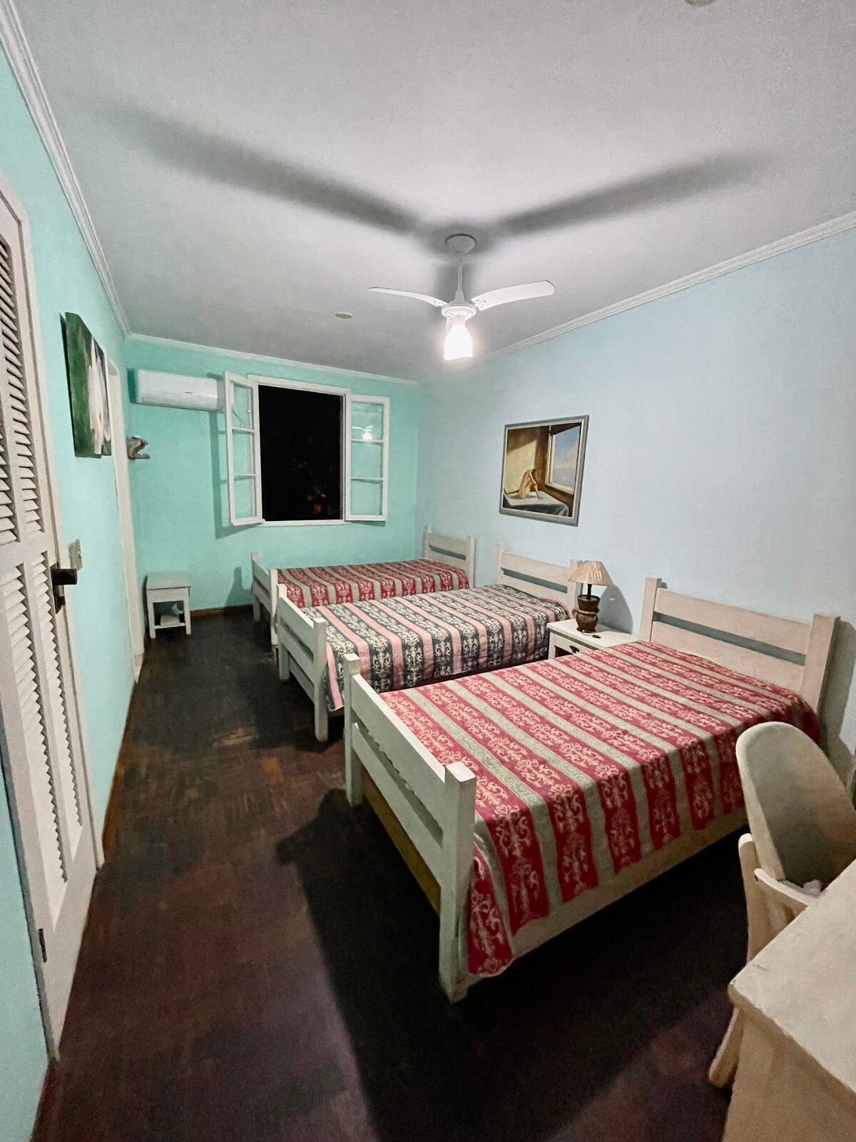 Suite 3; stropni ventilator, klima-uređaj te pogled na vrt i bazen 