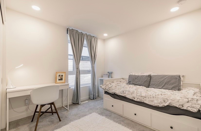 Ovaj kauč na rasklapanje pretvara se u dva spojena kreveta za jednu osobu koja odgovara bračnom krevetu 