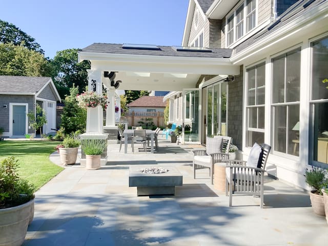 Luxury family home steps from the ocean gallery image 3