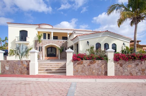 Beautiful 6 Bedroom Villa with Private Pool