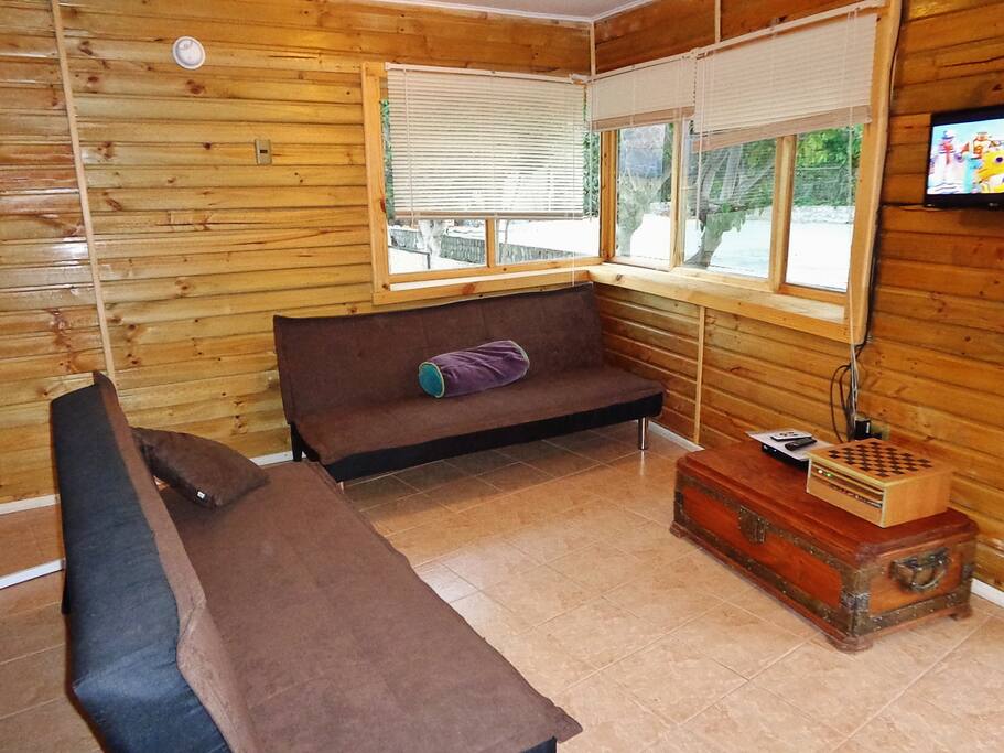Acogedor living para relajarse comodamente. La mesa de centro tiene la ropa de cama para los futones, en los que pueden dormir dos personas más.