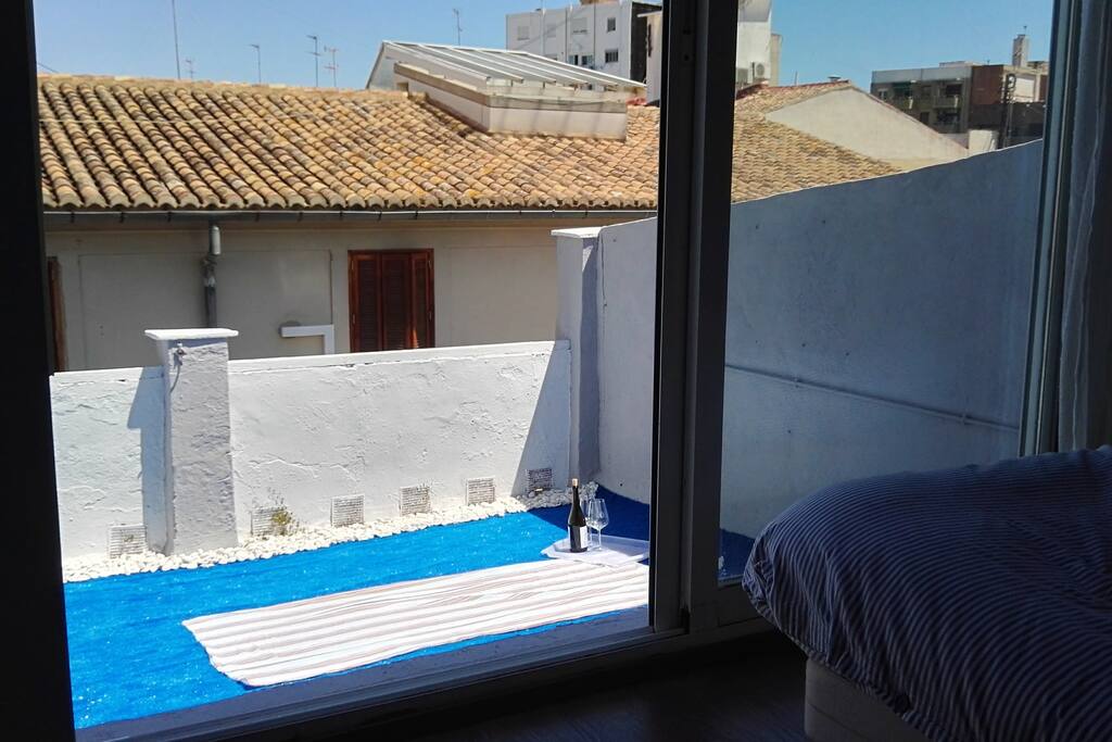 Salida a la terraza privada desde la habitación