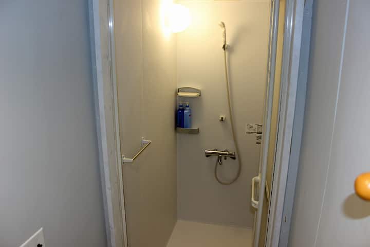 アメニティが揃ったシャワールーム。