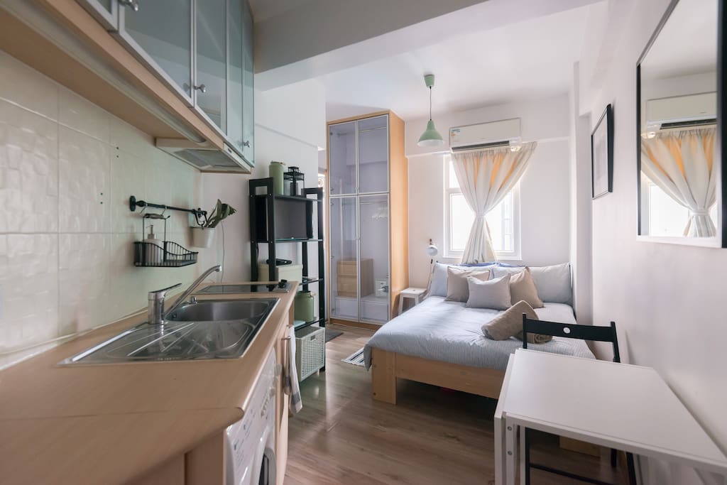 Tucked away in the corner yet nestled in the heart of Lan Kwai Fong, the studio is perfect for both couple and solo travellers.