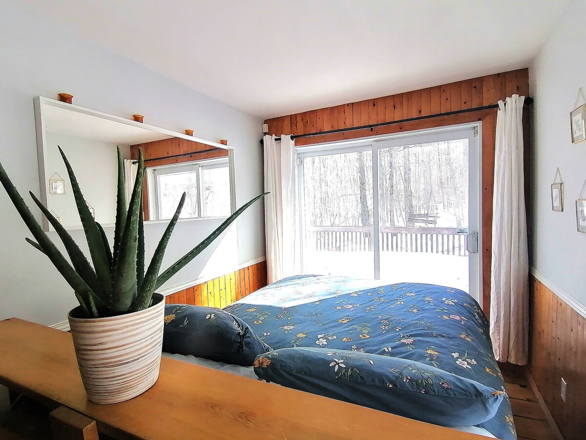 Основна спалня с изглед към гората 