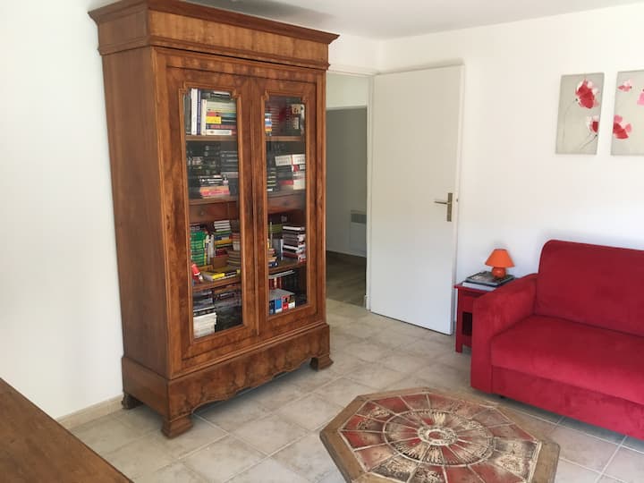 Wohnzimmer  mit sehr bequemen Schlafsofa 
Tisch, TV, Wifi, DVD-Player, Bibliothek mit Büchern und DVDs nach Verfügbarkeit.
Zugang zur Terrasse.