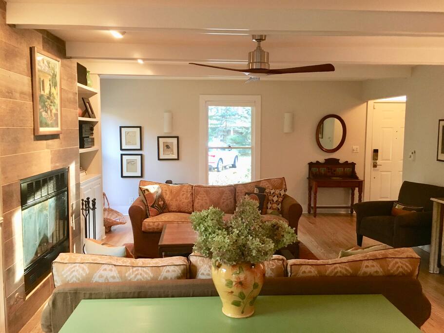 Living Room with fireplace