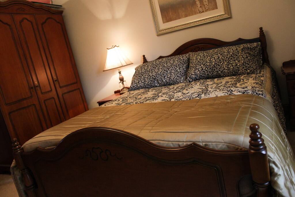 This welcoming room has a comfortable double bed, ideal for a solo traveller or couple. Hanging and drawer space.