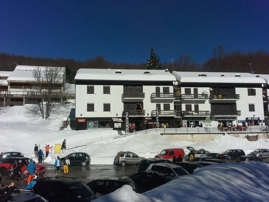 the building where is the apartment
il complesso dove si trova l'appartamento
