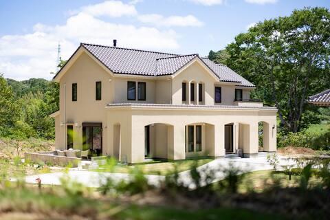 Ichihara Kazutaya: A modern private cottage with a large estate surrounded by nature, recommended fo