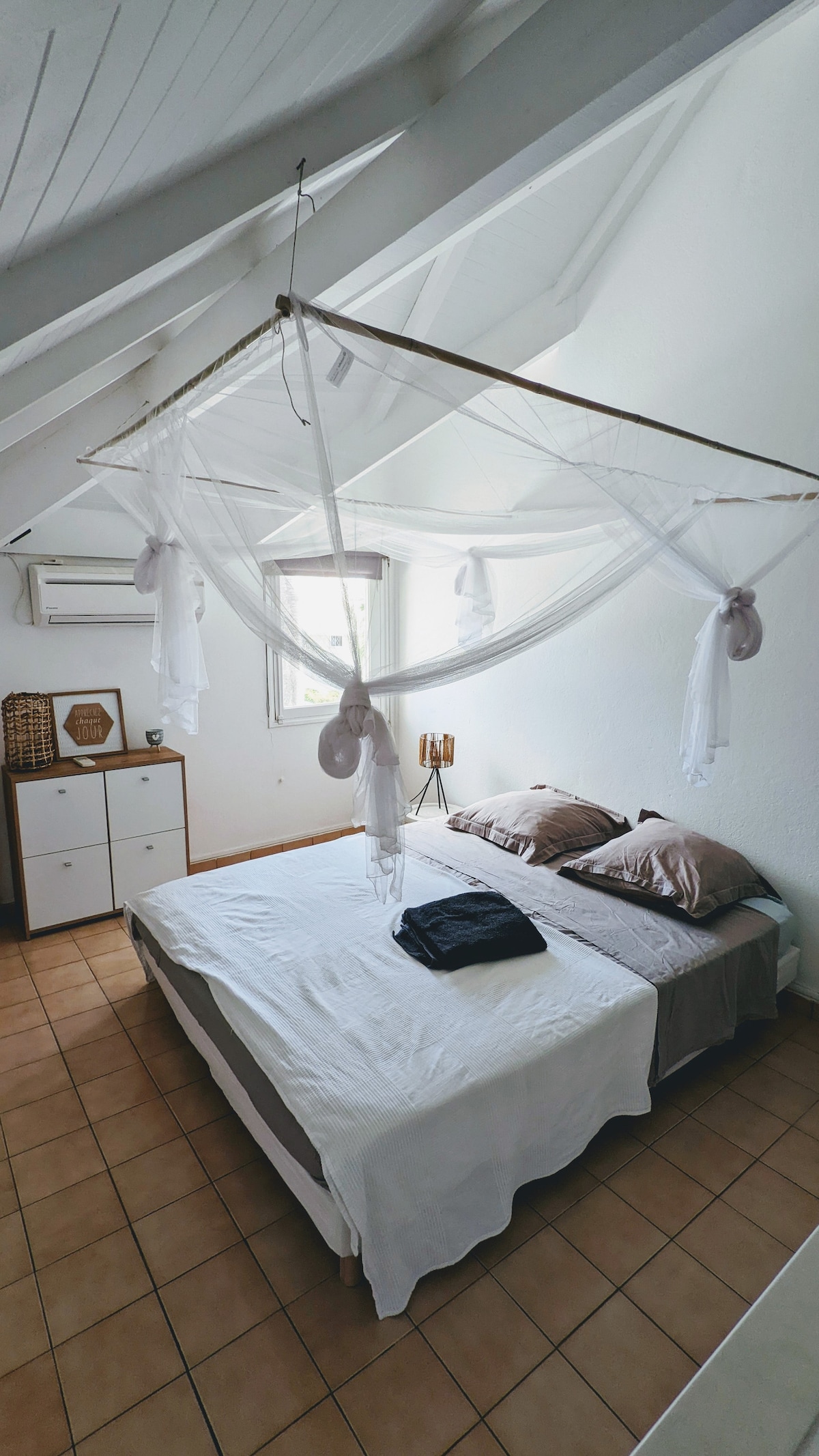 Verlichte 2 plaatsen (160 cm).  première chambre