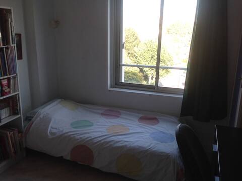 Private room in quiet residence near RER B