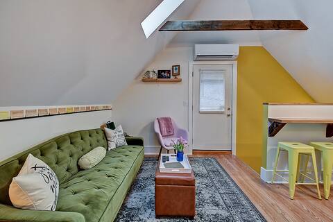 Modern-light filled Loft *Hot Tub* Downtown Indy!