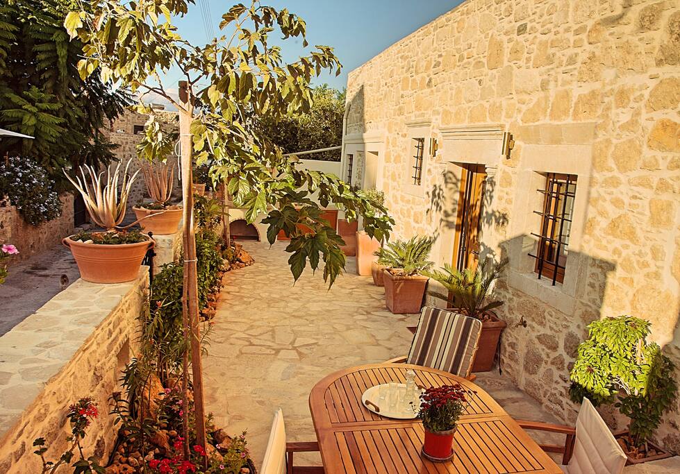 Private yard & garden