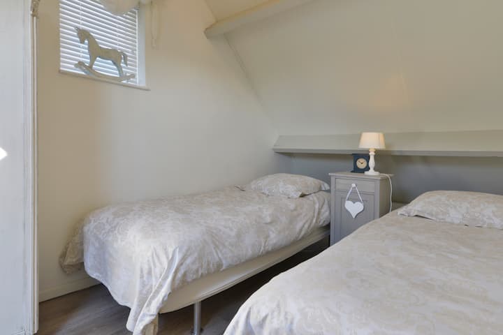 Las dos camas individuales en el dormitorio pequeño.