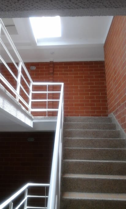 Escaleras amplias e iluminadas; no hay ascensor
