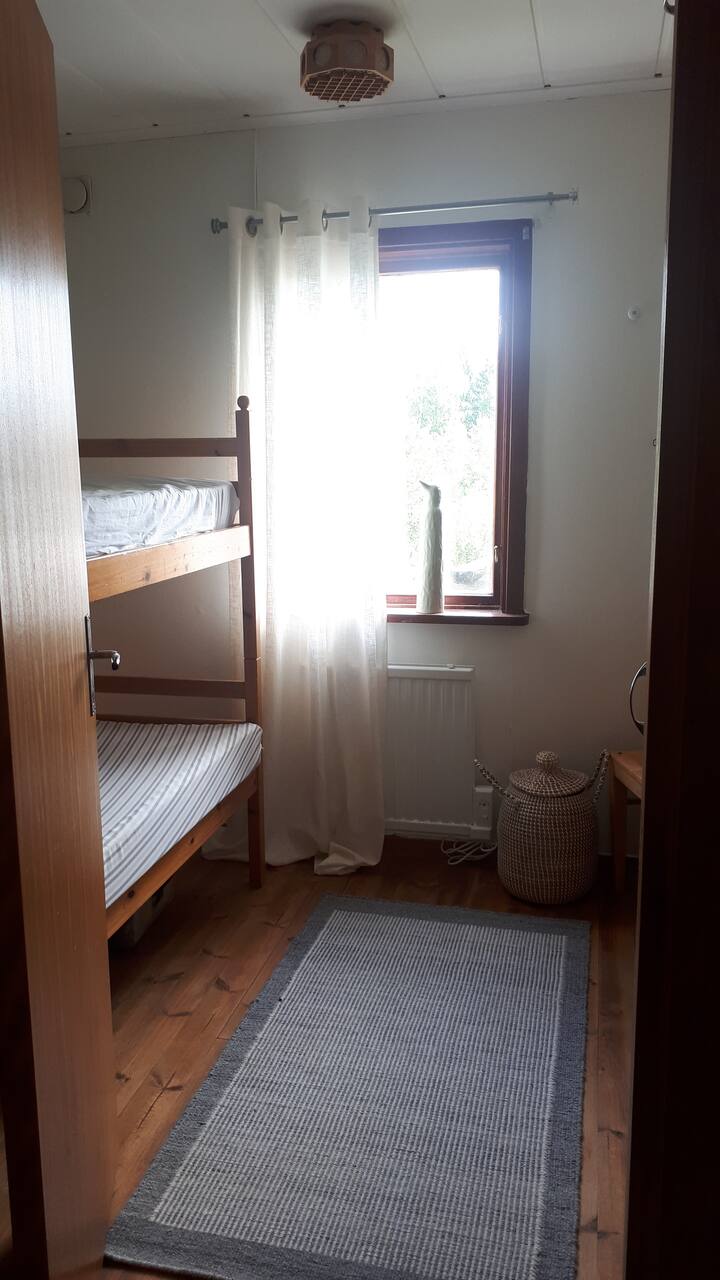 Spálňa 2. Patrová posteľ s 2 lôžkami, šatníkom a šatníkom.