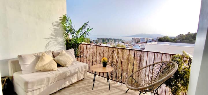 Cosy 2-bedroom Apartment | Sea Views & Terrace - Málaga