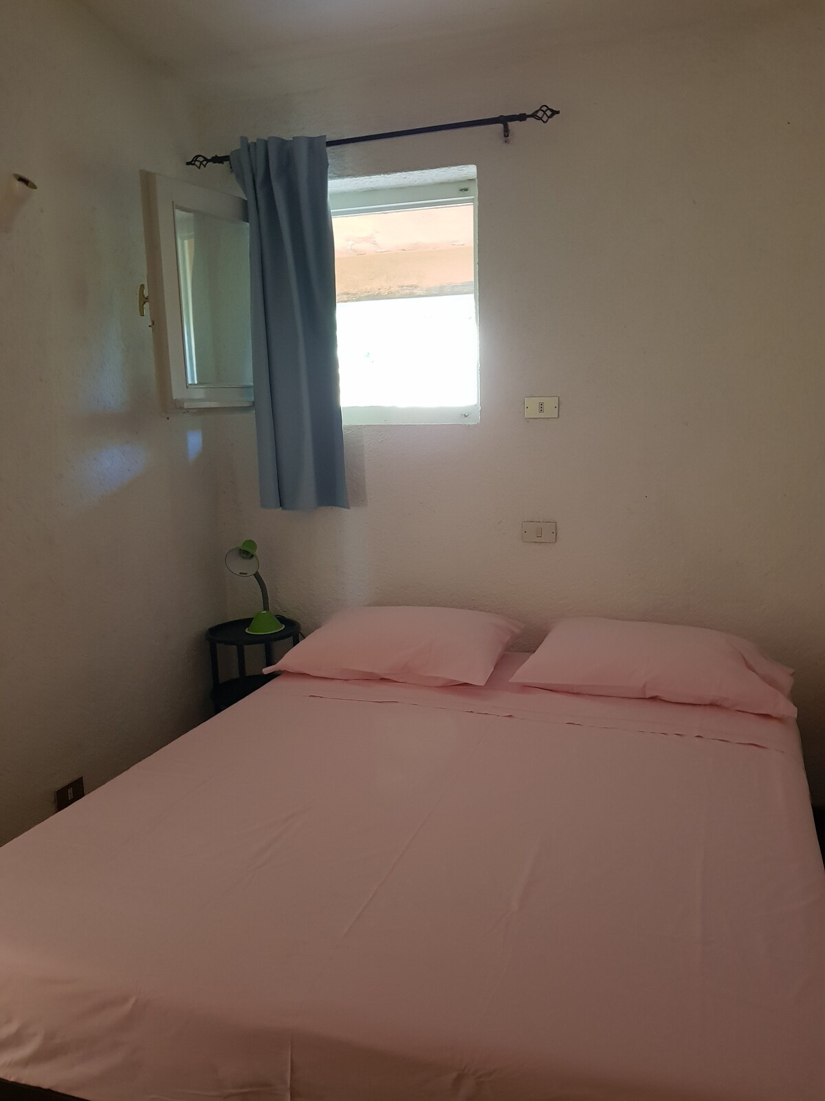 Спална соба со брачен кревет или 2 единечни кревета 