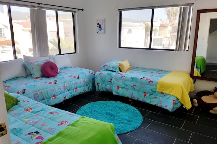 Nafasi nzuri kwa watoto! Vitanda 3 pacha.