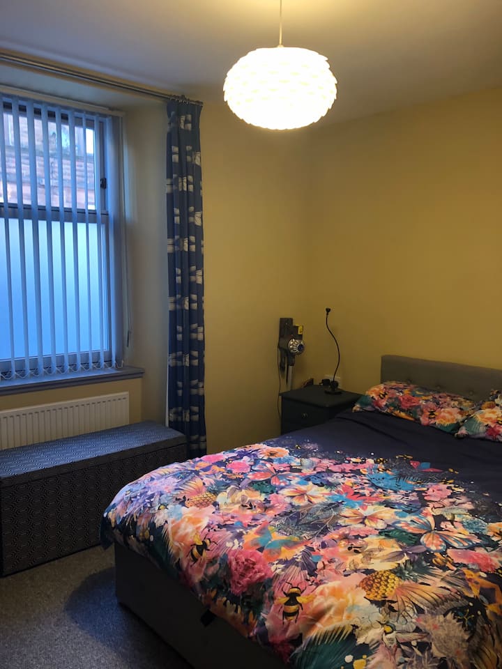 ห้องนอนเตียงใหญ่หลักพร้อมตู้เสื้อผ้าตู้ลิ้นชักและตู้ข้างเตียง  