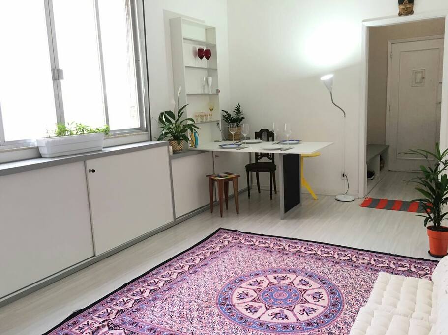 Sala com mesa retrátil