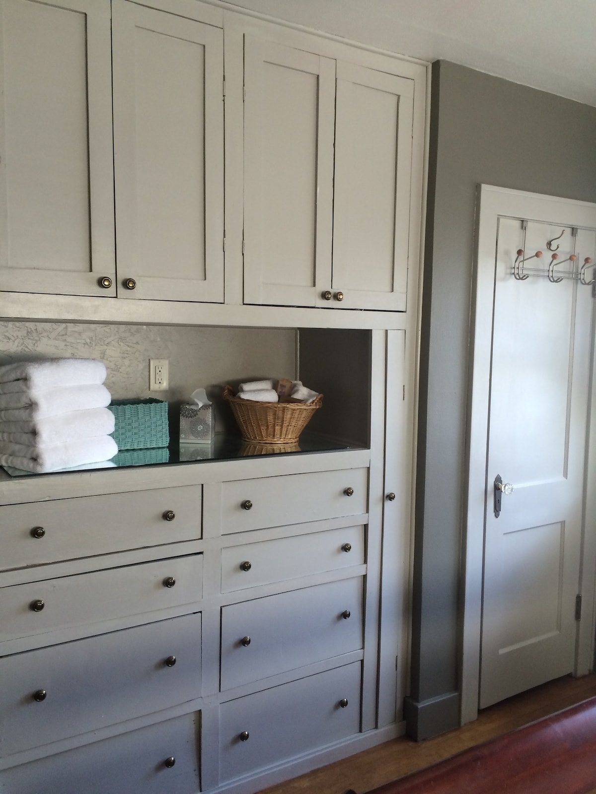 ผ้าขนหนูนุ่มๆและของใช้ในห้องน้ำออร์แกนิกของคุณจะอยู่ในตัวแบบชนบทนี้ (ประมาณปี 1932)...