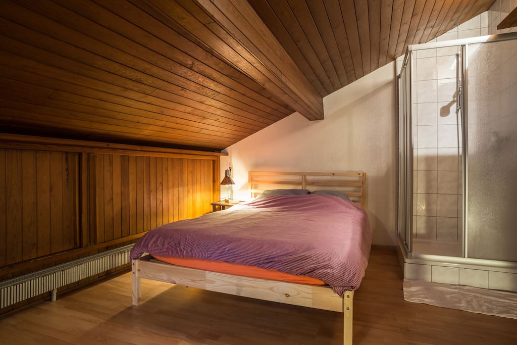 Bedroom, attic, 2nd floor, w/ shower// Chambre à coucher, 2ème étage, mansardée, avec douche