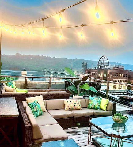 Lumberjack Inn DT-on Main St. with a rooftop deck