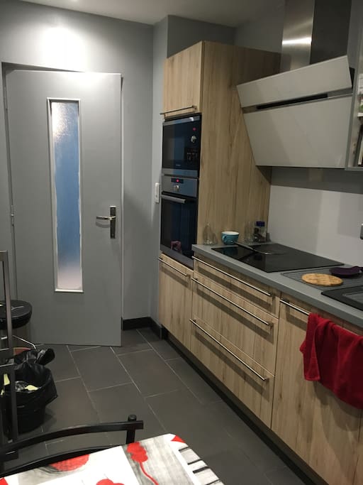 Cuisine équipée (four, micro-ondes, plaques, lave vaisselle), fully equipped kitchen