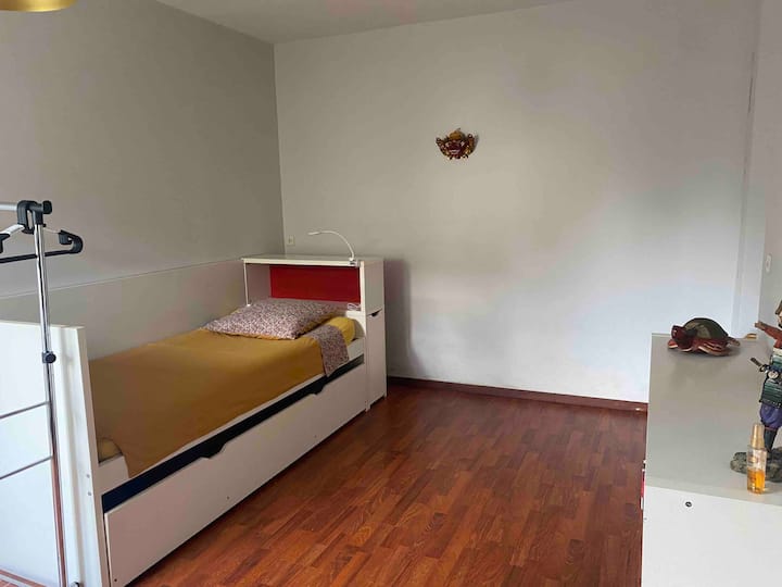 Kitanda sehemu moja. Chumba cha kulala ni kikubwa lakini kinatumika kama njia ya kwenda ghorofani .