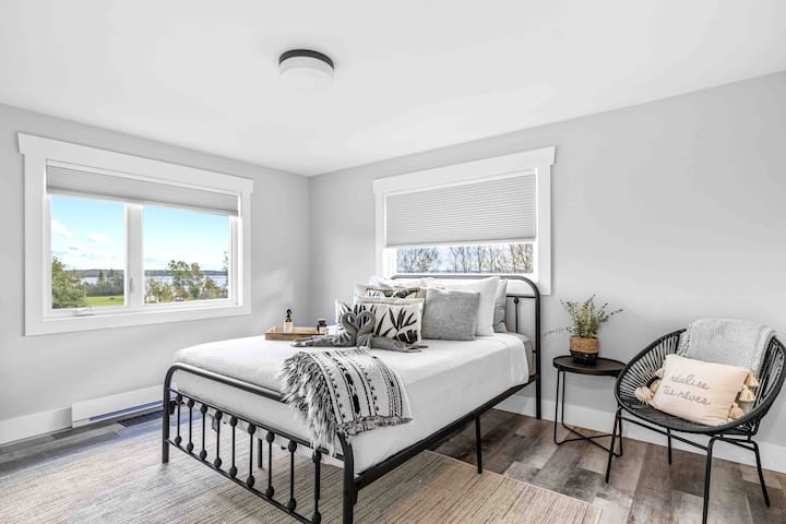 Master bedroom, view to the ocean: Queen size bed