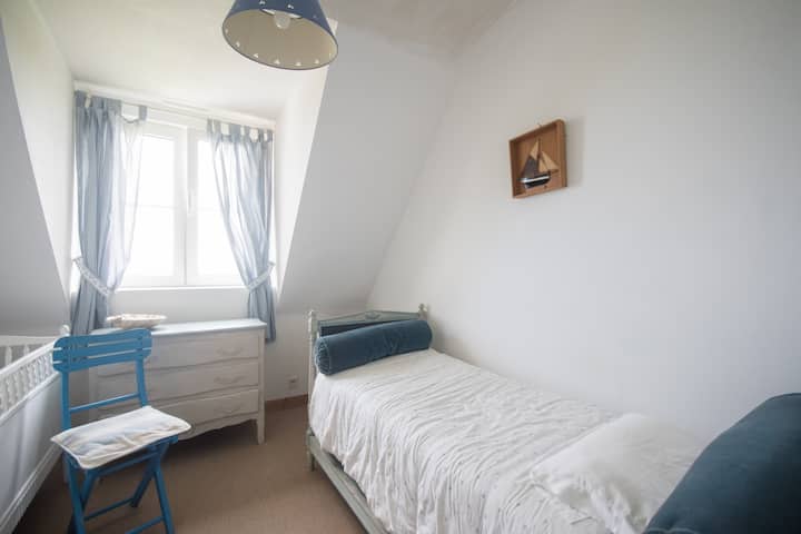 חדר השינה הקטן ביותר בווילה: מיטת יחיד אחת ומיטת תינוק.