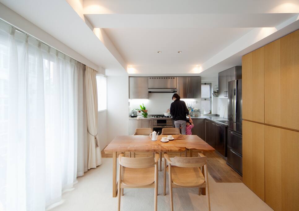 Dining spaces of LDK: table one plate, chair four legs is HIROSHIMA chairs, and first leg the side chair of the Knoll