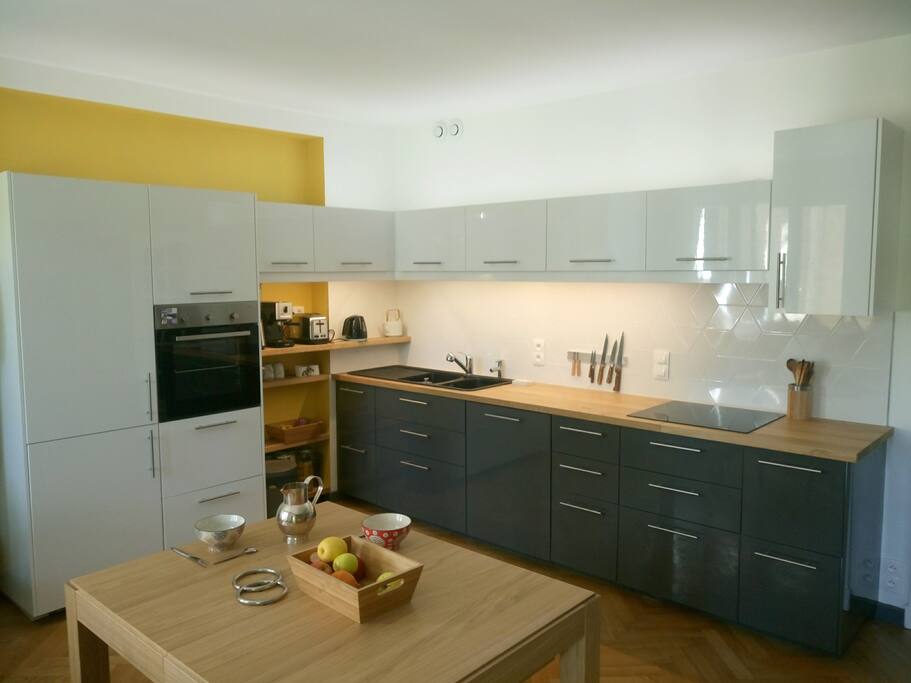 Cuisine belle et pratique : plaque induction, hotte, cafetière expresso, micro ondes, blender, robot...