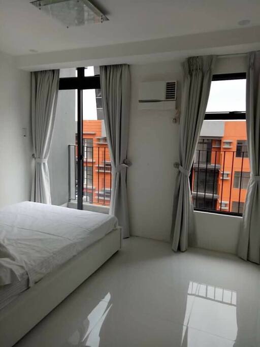 Masters bedroom with balcony access. Contact Loreto on +61 414 621 578