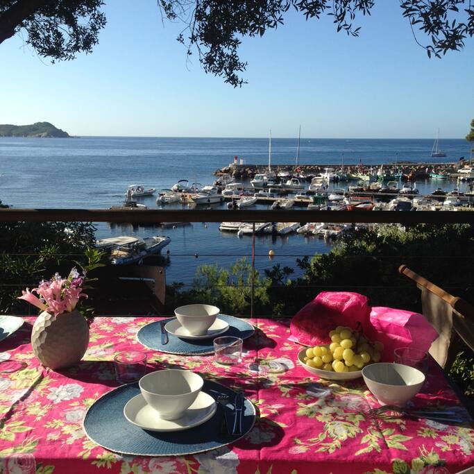 Petit déjeuner sur la terrasse de la villa 1, face au port