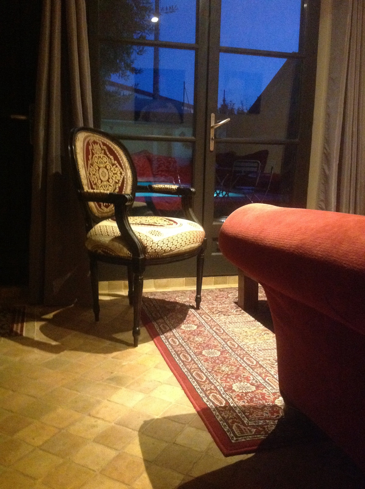 Popular Airbnb listing: Independent apartment in house with pool Lyon 8th arrondissement in Vénissieux