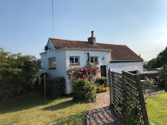 The Cottage, 0.7 miles to Hope Cove!