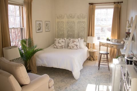 Charming West End Hideaway. Private Parking