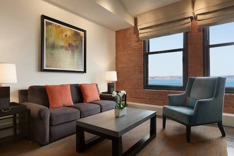Popular Airbnb listing: Luxurious Ghirardelli Square Aparthotel/Condo in Russian Hill