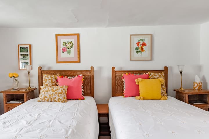 卧室2.宽敞的房间，配有大双人床。从窗户上欣赏美丽的景色。 